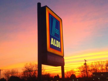 работа в Великобритании вывеска Aldi