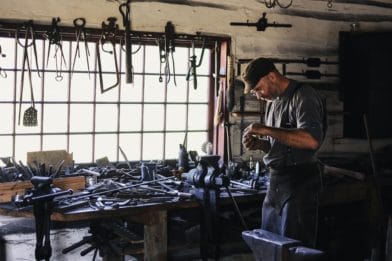 новости Великобритании мужчина с инструментами