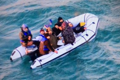 иммиграция в Великобританию люди в надувной лодке